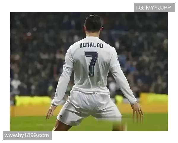 欧冠赛场惊现奇葩瞬间球迷冲入场内抢夺C罗球衣