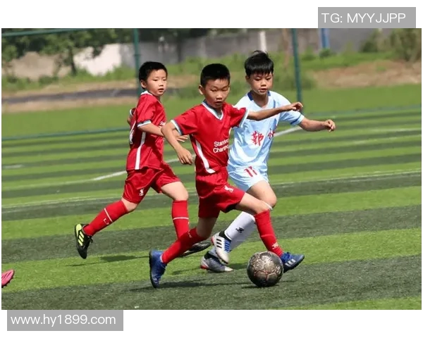 港菁足球队与南区足球会激战正酣谁将赢得这场精彩对决的胜利 港菁足球队与南区足球会激战正酣谁将赢得这场精彩对决的胜利